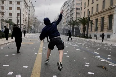 Imagem ilustrativa da imagem Protestos na Grécia reúnem mais de 300 mil e terminam em confronto com polícia
