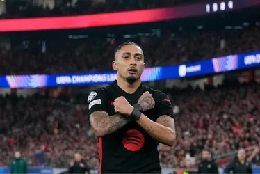 Imagem ilustrativa da imagem Raphinha decide e Barcelona supera Benfica com um a menos nas oitavas da Champions