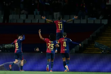 Imagem ilustrativa da imagem Raphinha marca duas vezes, Barcelona bate Benfica e avança às quartas da Champions