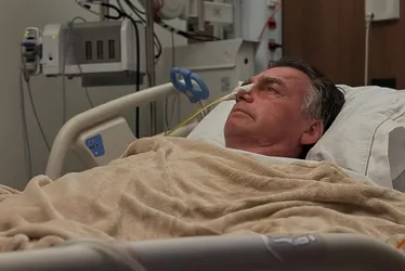 Imagem ilustrativa da imagem Recuperação longa: após cirurgia, Bolsonaro fica em UTI, sem previsão de alta