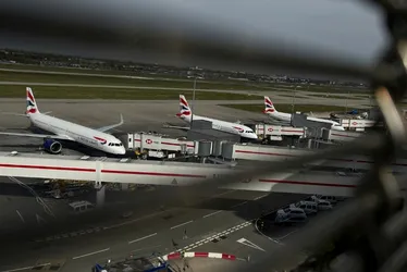 Imagem ilustrativa da imagem Reino Unido: Aeroporto de Heathrow retoma lentamente voos depois de incêndio