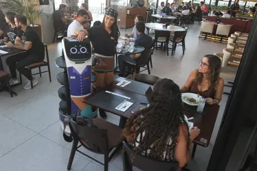 Imagem ilustrativa da imagem Restaurante da Serra investe R$ 100 mil em robô-garçom e conquista clientes
