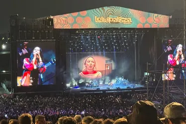 Imagem ilustrativa da imagem Ronaldo dispensa VIP e curte show de Alanis Morissette na multidão