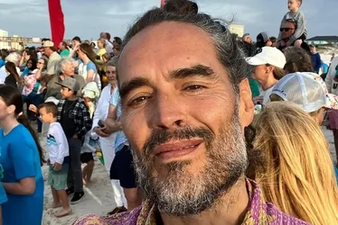 Imagem ilustrativa da imagem Russell Brand, acusado de estupro, responderá crimes em liberdade condicional