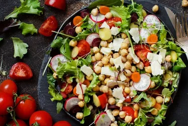 Imagem ilustrativa da imagem Salada e sobremesa: aprenda a fazer receitas econômicas para a Páscoa