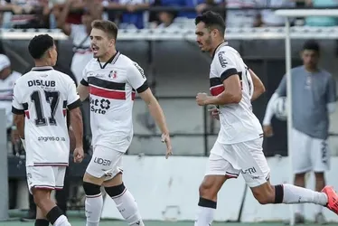 Imagem ilustrativa da imagem Santa Cruz vence Central e faz outra festa para mais de 25 mil tricolores no Arruda