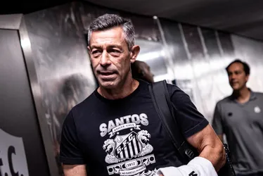 Imagem ilustrativa da imagem Santos demite Pedro Caixinha após 3º jogo sem vitória no Campeonato Brasileiro