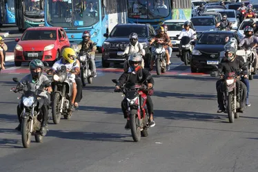 Imagem ilustrativa da imagem Serra estuda criar faixa só para motociclistas