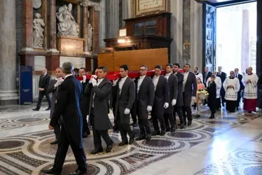 Imagem ilustrativa da imagem Sob aplausos e orações, Papa Francisco é sepultado na Basílica de Santa Maria Maior