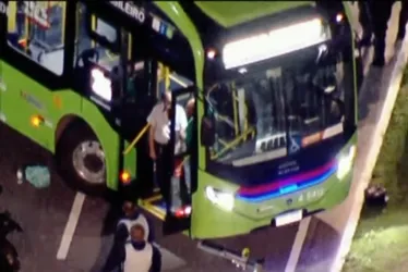 Imagem ilustrativa da imagem Termina sequestro de ônibus em SP; motorista foi feito refém