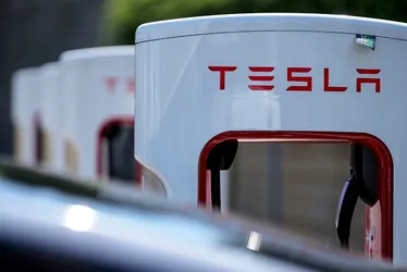 Imagem ilustrativa da imagem Tesla enfrenta protestos nos EUA e tem loja incendiada na França