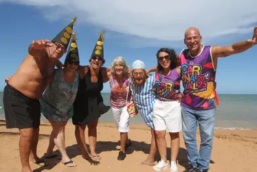 Imagem ilustrativa da imagem Tradição de 67 anos em banho de mar em Manguinhos, na Serra