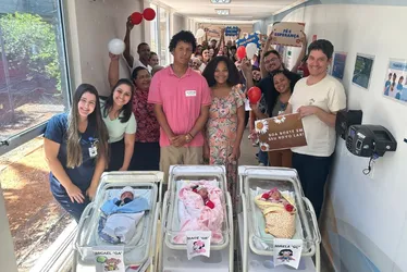 Imagem ilustrativa da imagem Trigêmeos recebem alta após 16 dias na UTIN e família recebe homenagem de hospital