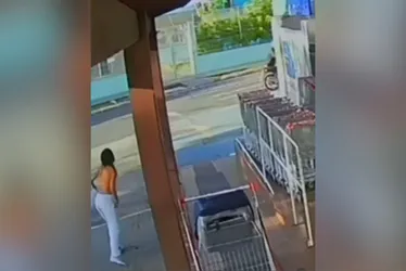 Imagem ilustrativa da imagem VÍDEO | Jovem pula do 2º andar de supermercado para fugir de assalto na Serra