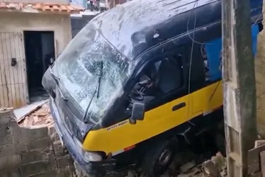 Imagem ilustrativa da imagem Van escolar perde o controle em ladeira e bate em muro de casa em Cariacica