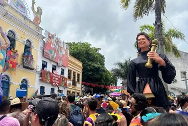 Imagem ilustrativa da imagem Veja a história por trás da boneca gigante de Fernanda Torres, sensação de Olinda