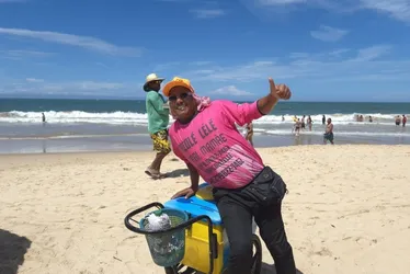 Imagem ilustrativa da imagem Vendedor usa humor para vender "Picolé Lelé" em praia de Guarapari