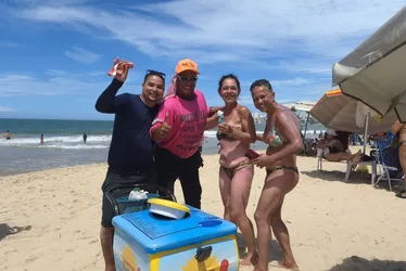 Imagem ilustrativa da imagem Vendedor usa humor para vender "Picolé Lelé" em praia de Guarapari