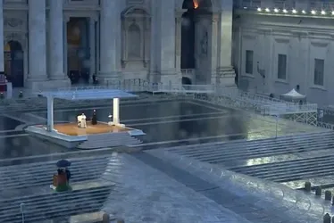 Imagem ilustrativa da imagem Vídeo: Papa Francisco rezou sozinho na pandemia na Praça São Pedro
