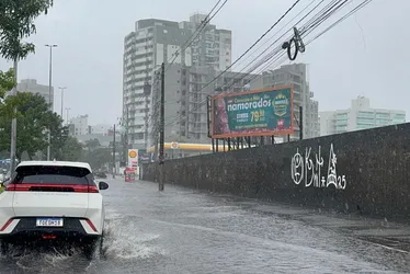 Imagem ilustrativa da imagem Vitória registra 4º maior volume de chuva do Brasil. Veja registros de alagamentos