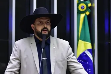 Imagem ilustrativa da imagem Zé Trovão apresenta projeto de lei para proibir camisa vermelha da seleção