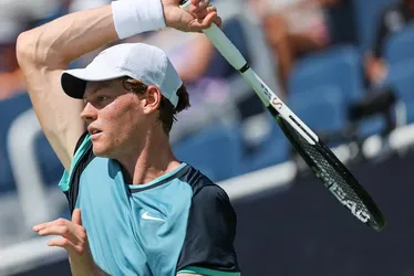 Imagem ilustrativa da imagem Zverev leva virada de Berrettini e garante Sinner como nº 1 do mundo até retorno ao circuito