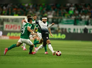 Imagem ilustrativa da imagem Depay detona gramado do Allianz em vídeo divulgado pelo Corinthians: ‘Campo de m... ’