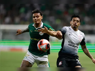 O brasileiro Raphinha (11), do Barcelona, comemora após marcar o seu segundo gol na partida de volta entre Barcelona e Benfica pelas oitavas de final da Liga dos Campeões da UEFA, realizada no Estádio Olímpico Lluis Companys, em Barcelona, na Espanha, nesta terça-feira, 11
