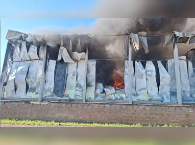 Imagem ilustrativa da imagem Incêndio de grandes proporções atinge fábrica de alimentos no Rio Grande do Sul