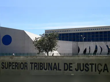 Família foi resgatada por militares do grupo de busca e salvamento da Aviação do Exército
