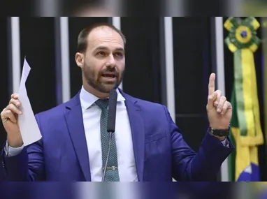 Imagem ilustrativa da imagem Eduardo intensifica campanha contra STF e apoia Flávio como opção a Jair Bolsonaro