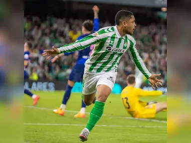 Imagem ilustrativa da imagem Técnico do Betis confirma Vitor Roque no Palmeiras: ‘Está feito’