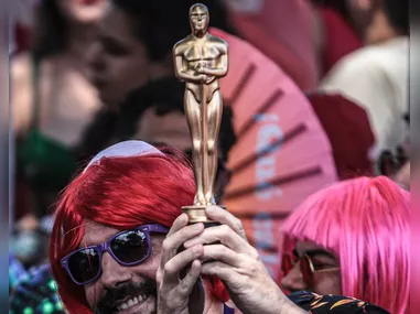 Imagem ilustrativa da imagem Vídeo: ‘Anora’, que derrotou Brasil no Oscar, vira paródia de marchinha de carnaval em bloco de SP