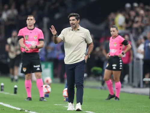 
          Imagem ilustrativa da imagem Abel parabeniza Corinthians três vezes em entrevista relâmpago
          