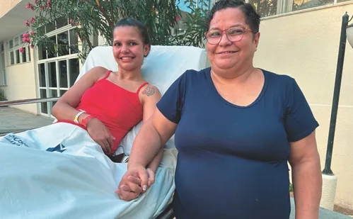 
          Imagem ilustrativa da imagem Abordagem humanizada: picolé faz alegria de jovem internada há 102 dias
          