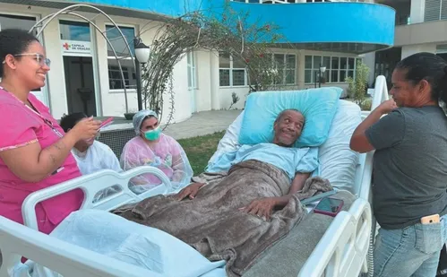 
          Imagem ilustrativa da imagem Abordagem humanizada: picolé faz alegria de jovem internada há 102 dias
          