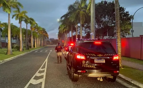 
          Imagem ilustrativa da imagem Ação da PF mira tráfico internacional de fuzis de Miami para o Rio
          