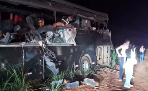 
          Imagem ilustrativa da imagem Acidente com ônibus universitário deixa ao menos 12 mortos no interior de SP
          