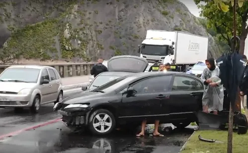 
          Imagem ilustrativa da imagem Acidente na Curva do Saldanha deixa três feridos e complica trânsito em Vitória
          