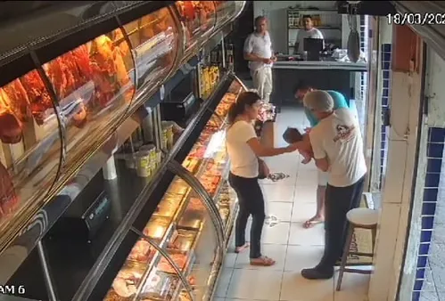 
          Imagem ilustrativa da imagem Açougueiro salva bebê engasgado com plástico em Petrolina; COM VÍDEOS
          