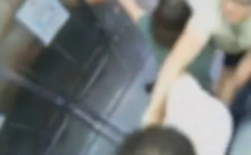 
          Imagem ilustrativa da imagem Adolescente autista e avó são agredidos por médico em Castelo; veja imagens
          