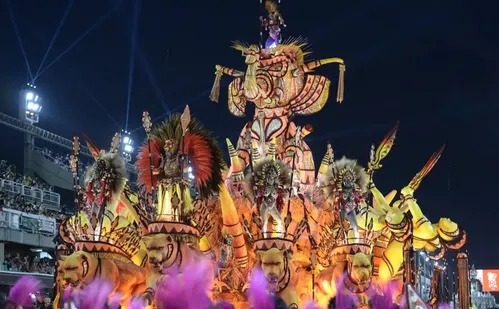 
          Imagem ilustrativa da imagem Água, fogo e fumaça marcam desfiles do 1º dia do grupo especial do Rio
          