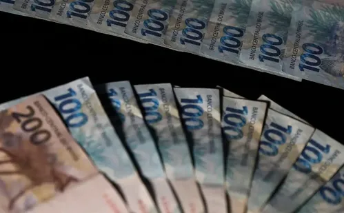 
          Imagem ilustrativa da imagem Salário mínimo será de R$ 1.741 em 2027, diz Ministro da Fazenda
          