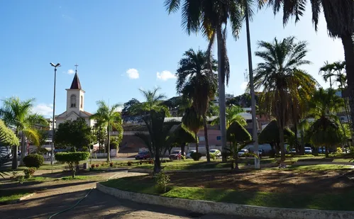 
          Imagem ilustrativa da imagem Alunos passam por testes de saúde após professor compartilhar agulha em aula no ES
          