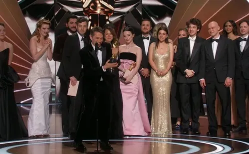 
          Imagem ilustrativa da imagem 'Anora' vence principal prêmio da noite e é Melhor Filme do Oscar 2025
          