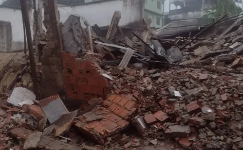 
          Imagem ilustrativa da imagem Antigo frigorífico desaba em Cariacica após fortes chuvas
          