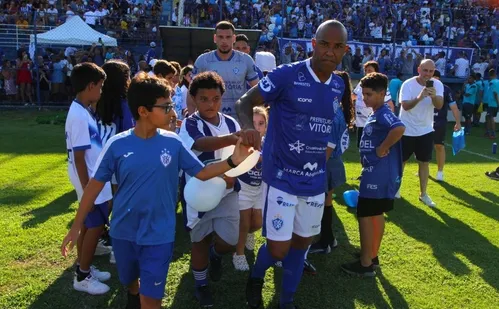 
          Imagem ilustrativa da imagem Aos 42 anos, atacante Edinho "pendura as chuteiras"
          