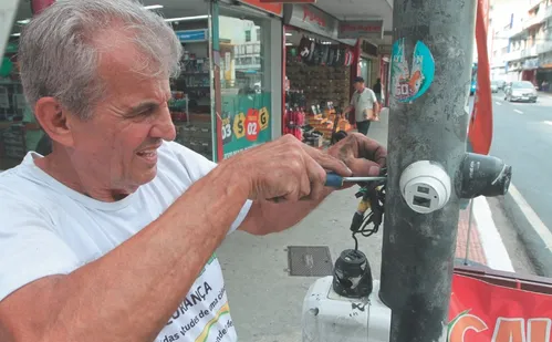 
          Imagem ilustrativa da imagem Comerciante retira mais de 200 câmeras no Centro de Vitória após denúncia
          