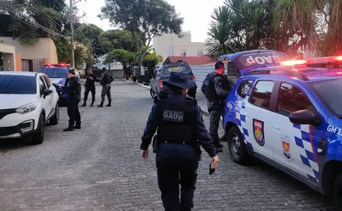 
          Imagem ilustrativa da imagem Assaltantes são presos em Vitória após roubar carro para "pegar uma praia"
          