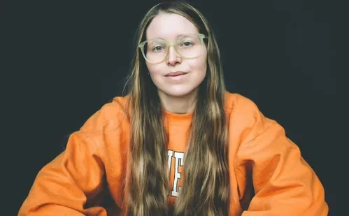 
          Imagem ilustrativa da imagem Atriz de 'Harry Potter' investe em fetiche em cabelo no OnlyFans para pagar dívidas
          